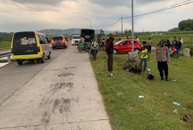 OLAH TKP: Petugas kepolisian melakukan olah TKP terjadinya kecelakaan yang melibatkan Honda Brio dan sepeda motor Astrea di area saluran irigasi Bendungan Kletak turut Desa Klampok, Kecamatan Godong pada Sabtu (17/12). (SATLANTAS POLRES GROBOGAN FOR RADAR