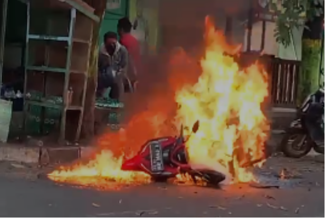 TERBAKAR: Motor vario K 2654 KW terbakar di Jalan Dr. Soetomo atau timur perempatan Jaeni Rembang pada Jumat (16/11) pagi. (ISTIMEWA/RADAR KUDUS)