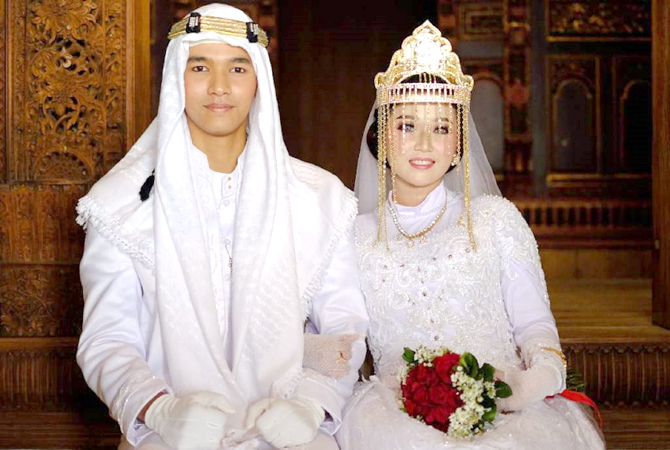PAKAIAN ADAT: Gaun pengantin Toto Kaji pakaian adat Kudus perpaduan budaya Arab, Cina, dan Eropa. (DISBUDPAR FOR RADAR KUDUS)