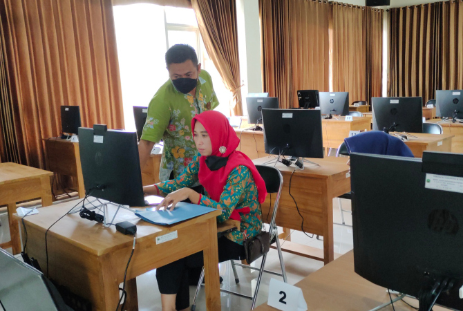 MAKSIMALKAN KESEMPATAN: Beberapa pegawai honorer Pemkab Blora sedang konsultasi dengan pegawai BKD Blora mengenai permasalahan dalam mendaftarkan diri di seleksi PPPK Blora pada Kamis (29/12). (AHMAD ZA