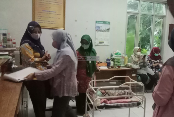DIRAWAT: Bayi perempuan yang ditemukan di kursi teras rumah warga di RT 7/RW 4 Desa Mijen, Kecamatan Kaliwungu, Sabtu (31/12) dini hari mendapat perawatan di Puskesmas Kaliwungu. (ARIKA KHOIRIYA/RADAR KUDUS)