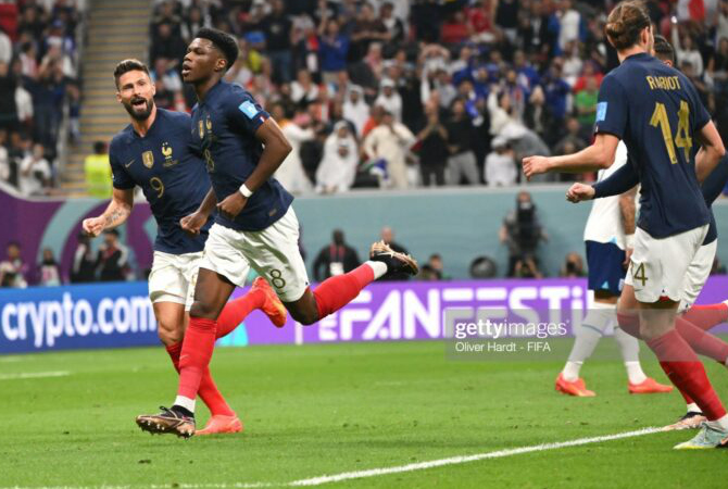 Aurelien Tchouameni (kanan) bersama Olivier Giroud merayakan gol pertama Prancis ke gawang Inggris dalam perempat final Piala Dunia 2022 di Al Bayt Stadium, Al Khor, (11/12) WIB. (OLIVER HARDT/FIFA )