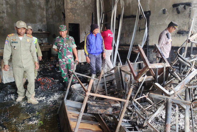 TINJAU: Kapolsek Kunduran bersama jajarannya meninjau lokasi kebakaran rumah makan Rocket Chicken di Kunduran, Blora pada Minggu (25/12). (AHMAD ZA