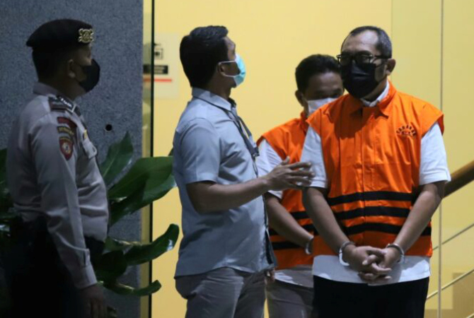 Wakil Ketua DPRD Jawa Timur Sahat Tua Simandjuntak mengunakan rompi tahanan di gedung KPK, Jakarta, Jumat (16/12/2022). Sahat Tua Simandjuntak sebelumnya terjerat operasi tangkap tangan di Surabaya pada Rabu (14/12). (Dery Ridwansah/JawaPos.com)