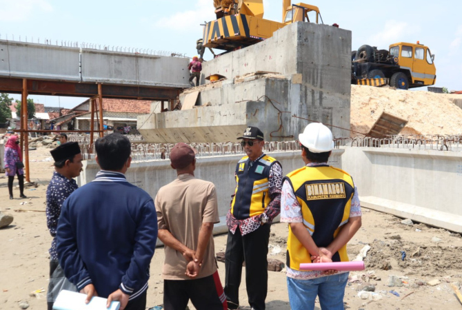 SIDAK: Bupati Rembang Abdul Hafidz bersama DPUTaru Rembang kembali mengecek perkembangan jembatan Temperak Sarang, Selasa (13/12). (PROKOMPIMDA FOR RADAR KUDUS)