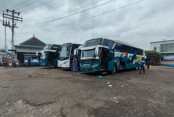 LIBURAN: Beberapa bus tampak terparkir di Terminal Ngawen saat menunggu jadwal keberangkatan ke Jakarta pada Minggu (25/12). (AHMAD ZA