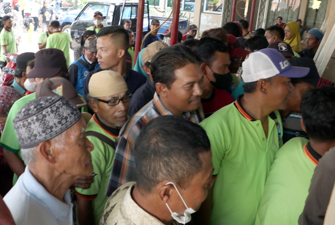 BERDESAK-DESAKAN: Sejumlah PKL di Kabupaten Kudus antre menerima bantuan langsung tunai dari pemerintah di aula Dinas Perdagangan Kudus kemarin. (DONNY SETYAWAN/RADAR KUDUS)