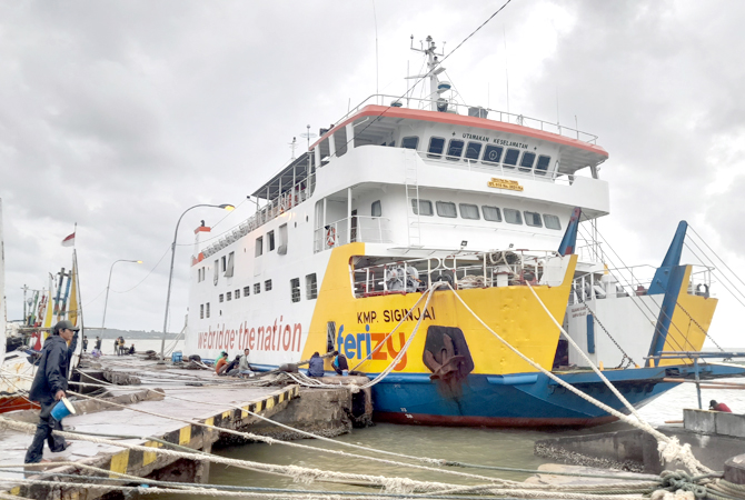 TERTAHAN: KMP Sigin jai sandar di Pelabuhan Kartini Jepara karena cuaca buruk Kemain. (NIBROS HASSANI/JAWA POS RADAR KUDUS)