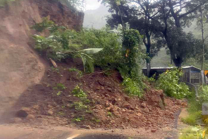 AKSES: Kondisi Jalan Rahtawu saat masih tertutup longsoran. (BPBD FOR RADAR KUDUS)
