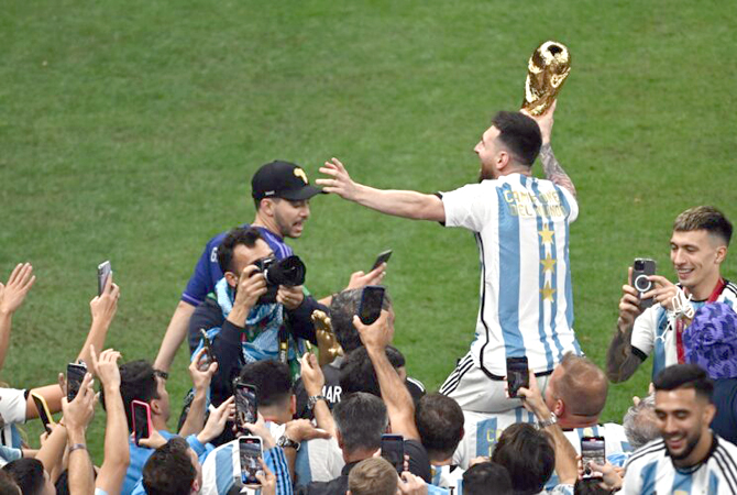 Bintang Argentina Lionel Messi merayakan keberhasilan negaranya menjadi juara Piala Dunia 2022 Qatar. (Jewel Samad/AFP)
