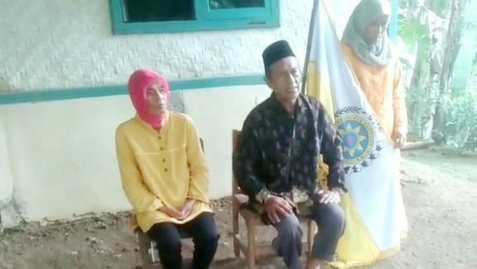 VIRAL: Dua lansia di Karawang mengaku sebagai Ratu Adil dan Imam Mahdi dari Republik Kutatandingan Dunia. (detiknews)