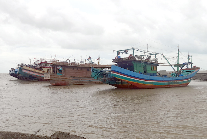 KAPAL ANDALAN: Beberapa perahu di sekitar Pelabuhan Kartini bersandar di dekat breakwater kemarin. Kapal serupa sudah berangkat ke Karimunjawa untuk mengirim bahan makanan meski cuaca buruk. (NIBROS HASSANI/JAWA POS RADAR KUDUS)
