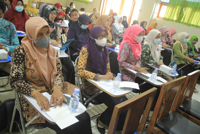 ANTUSIAS: Puluhan guru SD di Kabupaten Rembang antusias mengikuti kelas mengajar bareng Jawa Pos Radar Kudus di aula Dindikpora pada Kamis (29/12). (WISNU AJI/RADAR KUDUS)