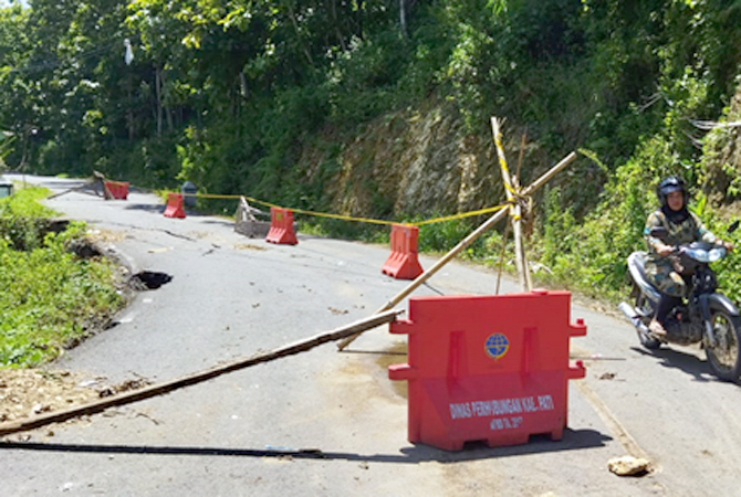 DIBERI BATAS: Jalan penghubung antara Kecamatan Kayen dan Tambakromo itu mengalami longsor belum bisa tertangani hingga kemarin. (ACHMAD ULIL ALBAB/RADAR KUDU