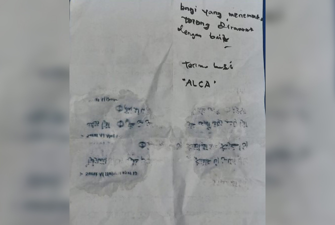 DITINGGAL PELAKU: Selembar kertas berisi pesan dari pelaku pembuangan bayi di Kaliwungu, Kudus. (ISTIMEWA)