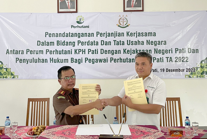 KERJA SAMA: Penandatanganan perjanjian kerja sama dalam bidang perdata dan tata usaha negara antara Perum Perhutani KPH Pati dengan Kejaksaan Negeri Pati, Senin (19/12). (KEJARI PATI FOR RADAR KUDUS)