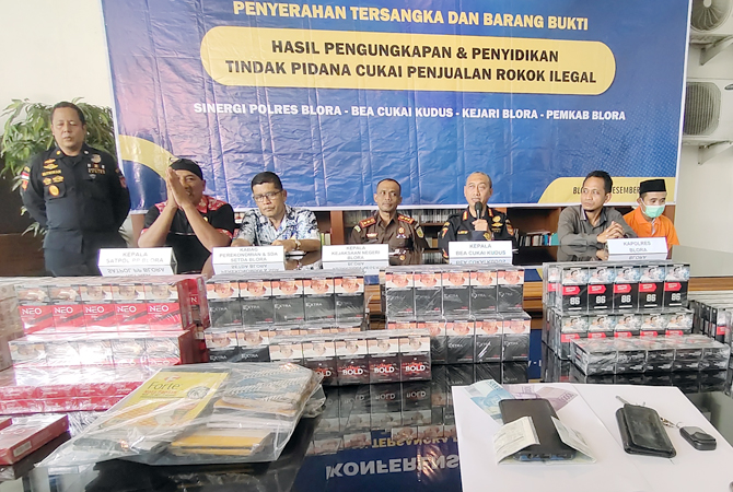 TEGAS: Kejaksaan Negeri Blora saat mengumumkan penangkapan pelaku pengedar rokok ilegal di Blora baru-baru ini. (AHMAD ZA