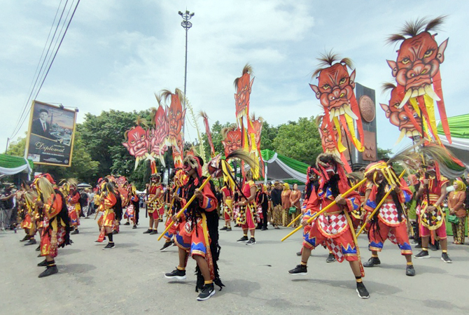LESTARIKAN BUDAYA: Peserta kirab budaya menampilkan tarian barongan saat penilaian di depan kantor DPRD Kabupaten Blora kemarin (11/12). (AHMAD ZA