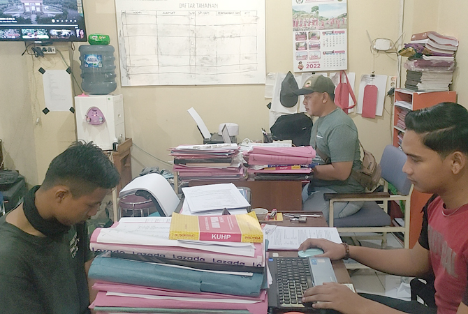 DIMINTA KETERANGAN: Pelaku pencuri kotak amal di 6 TKP dimintai keterangan penyidik Satreskrim Polres Rembang, Selasa (13/12). (WISNU AJI/RADAR KUDUS)