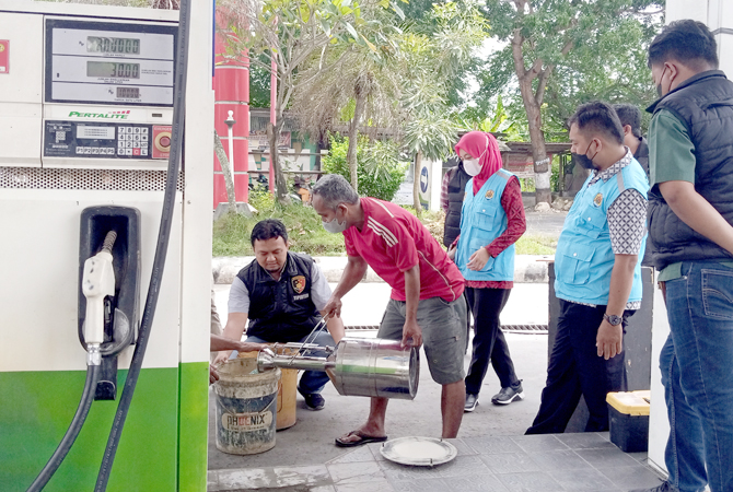 CEK: Petugas dari Polres Grobogan dan Dinas Perdagangan menera ulang dua SPBU di Grobogan, Kamis (22/12). (EKO SANTOSO/RADAR KUDUS)