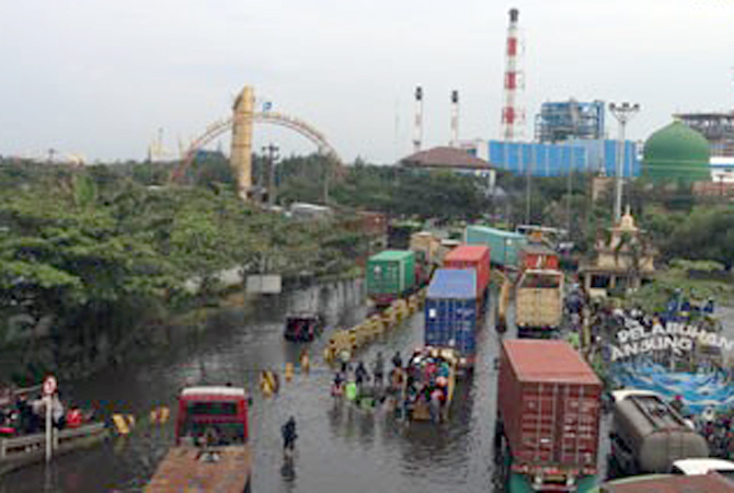 Kawasan pintu masuk Pos 4 Pelabuhan Tanjung Emas Semarang dikepung banjir rob Jumat (2/12/2022). (Jawa Pos Radar Semarang)
