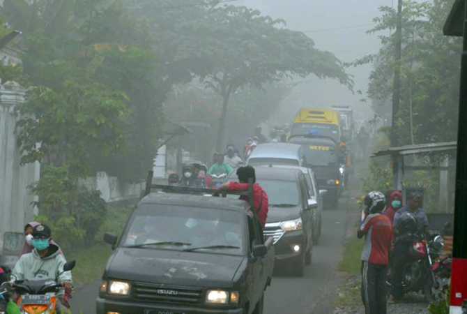 MACET: Proses evakuasi warga akibat APG Gunung Semeru. Naiknya level aktivitas menjadi IV membuat warga mencari tempat aman. (Radar Jember)
