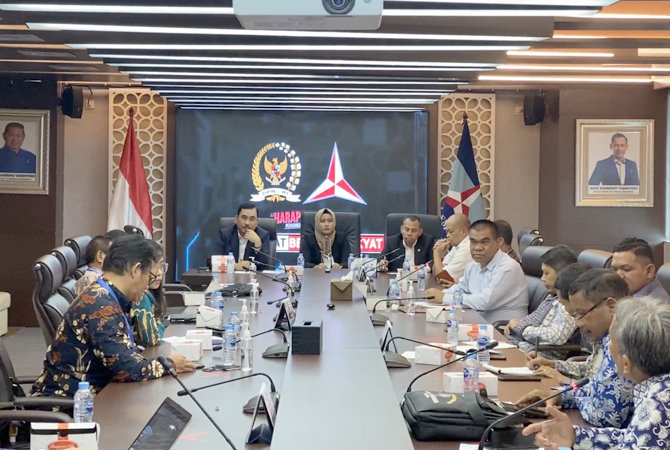 AUDIENSI: Harmusa Oktaviani bersama perwakilan koperasi lakukan audiensi di Ruang Rapat Fraksi Partai Demokrat, Gedung Nusantara I Kompleks DPR/MRP RI Selasa (6/12). (Istimewa for Radar Kudus)
