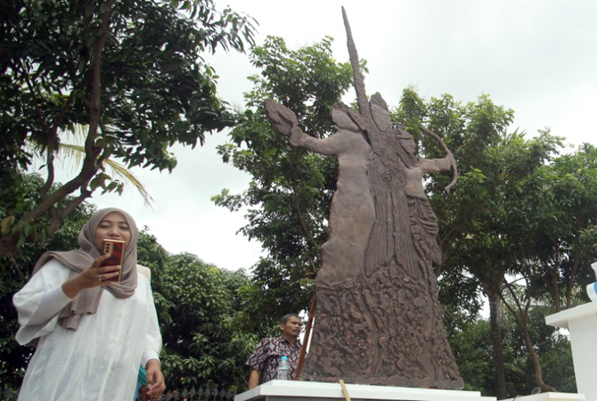 DICEK: Petugas DPUPR Jepara meninjau pembangunan ikon Jepara Kota Ukir di Jalan Kartini, Sabtu (24/12). MOH. NUR SYAHRI MUHARROM/RADAR KUDUS