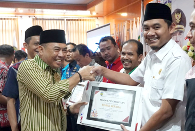 PENGHARGAAN: Ketua FORKI Jepara Haizul Ma