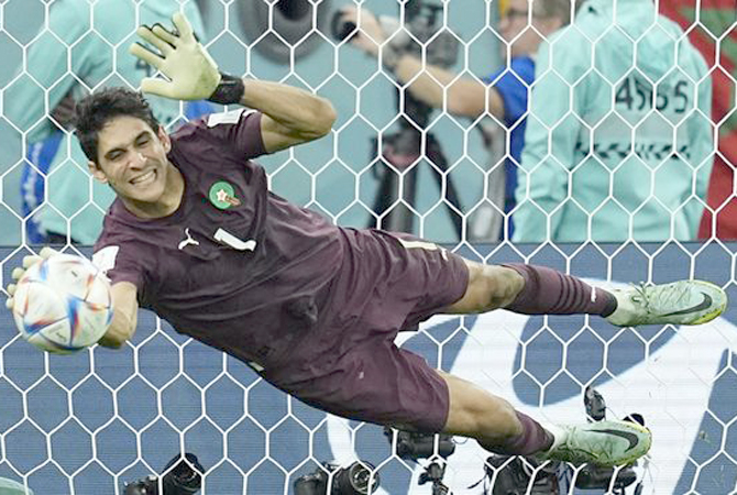 Yassine Bono jadi pahlawan Maroko saat menang adu penalti atas Spanyol di babak 16 besar Piala Dunia 2022. (AP/Ebrahim Noroozi)