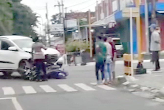 Kecelakaan Antara motor dengan mobil di Jalan Pemuda Simpang Empat Grojogan,Blora, Jumat (23/12), (ISTIMEWA/RADAR KUDUS)
