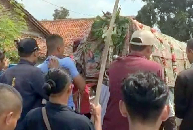 Warga mengantar jenazah Lord Rangga ke pemakaman di Desa Grinting, Kecamatan Bulakamba, Brebes, Jawa Tengah, Rabu (7/12). (Kompas.com)