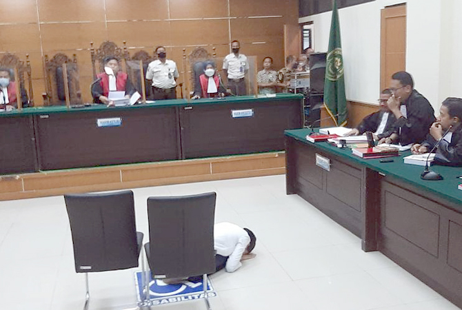 Nikita Mirzani bersujud saat dinyatakan bebas dari tahanan oleh hakim di Pengadilan Negeri Serang, Banten, Kamis (29/12/2022). (KOMPAS.com)