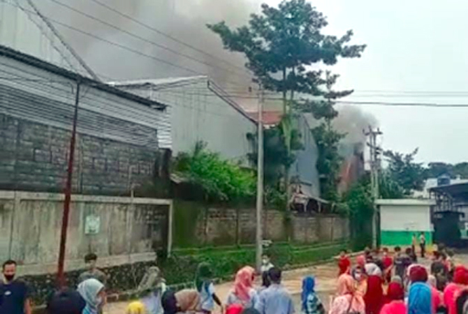 KONSLETING: Petugas Damkar memadamkan api kebakaran yang menjalar di sebuah gudang Mebel di Bawu, Batealit, Rabu (14/12). (DAMKAR FOR JAWA POS RADAR KUDUS)
