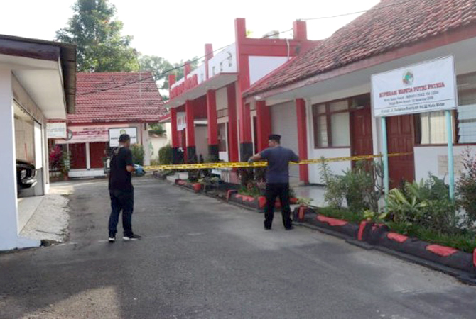 Polisi memasang garis polisi di lokasi rumah dinas Wali Kota Blitar, setelah kasus pencurian disertai dengan kekerasan yang terjadi pada Senin (12/12) subuh. (Polres Blitar Kota/Antara)