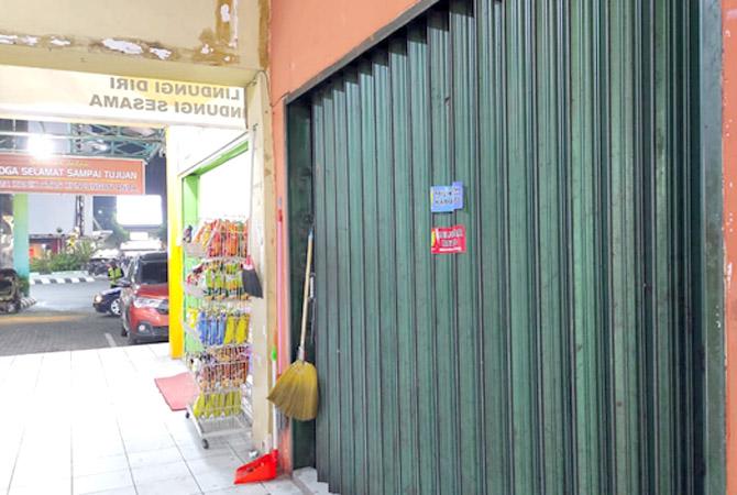 PERINGATAN KERAS: Kios di Taman Bojana ditempeli stiker peringatan belum membayar retribusi PKD kemarin. (ARIKA KHOIRIYA/RADAR KUDUS)