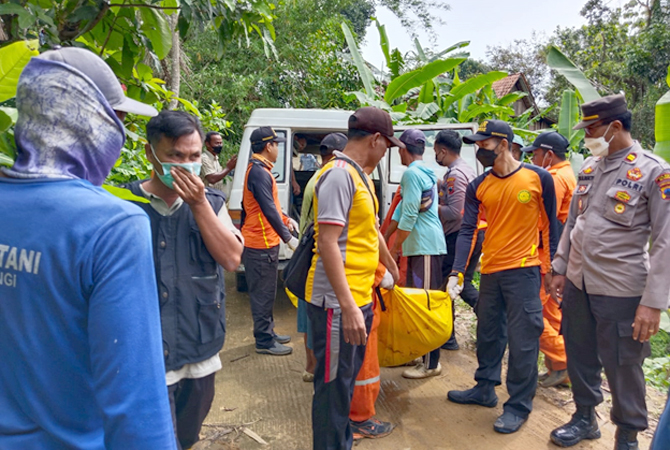PENCARIAN BERAKHIR: Tim SAR gabungan saat mengevakuasi jasad Sulastri sebelum diserahkan ke pihak keluarga, Jumat (2/12). (JAMIL FOR RADAR KUDUS)