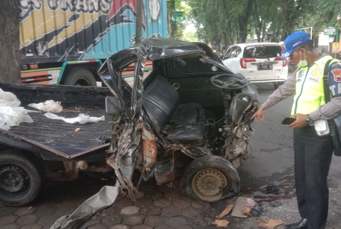 RINGSEK: Petugas menunjukkan kondisi kendaraan pick up yang terlibat kecelakaan dengan pick-up dan truk di Jalan Lingkar Utara turut Desa Peganjaran, Kecamatan Bae pada Senin (9/1) sekira pukul 05.30. (ISTIMEWA/RADAR KUDUS)