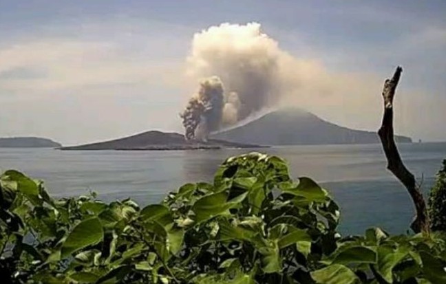 Gunung Anak Krakatau (GAK) di Selat Sunda mengalami erupsi. (Pos Pantau GAK/Antara)