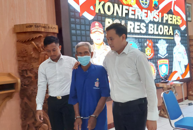 TERUNGKAP: Wakapolres Blora Kompol Christian Chrisye Lolowang menjelaskan kasus persetubuhan terhadap seorang disabilitas ganda di Aula Arya Guna Polres Blora pada Senin (16/1). (POLRES BLORA FOR RADAR KUDUS)