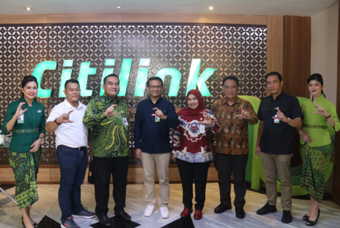 DEAL: Bupati Blora Arief Rohman bersama Wakil Bupati Blora dan Sekda Blora bersama Kepala Unit Penyelenggara Bandar Udara (UPBU) Dewandaru Ariadi Widiawan saat teken nota kesepahaman dengan pihak perusahaan maskapai Citilink untuk pengaktifan kembali pene