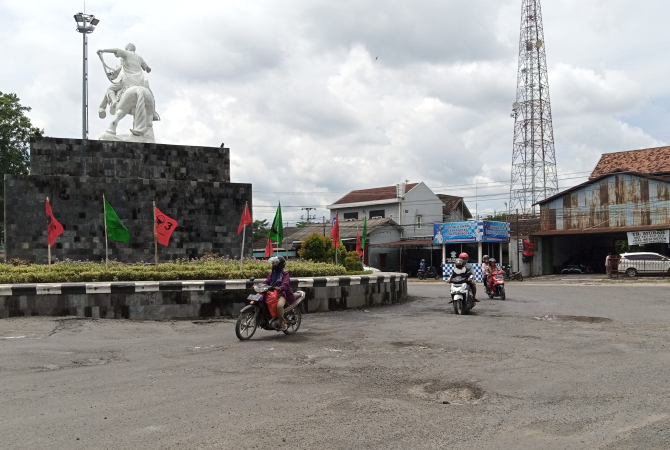 HARUS HATI-HATI: Jalan di sekitar Patung Diponegoro terlihat banyak lubang usai banjir baru-baru ini. (EKO SANTOSO/RADAR KUDUS)