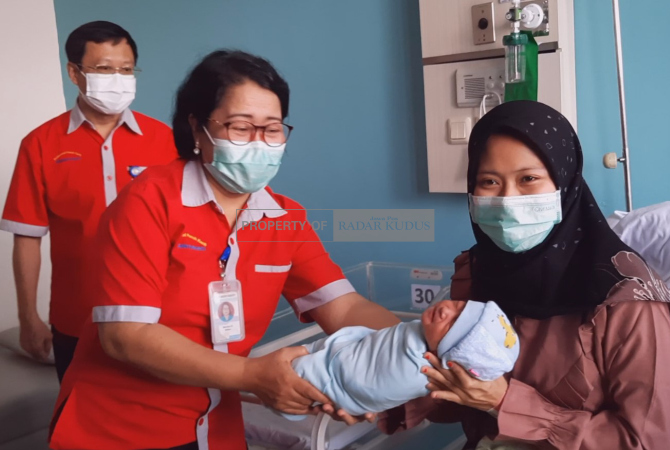 SUMRINGAH: Suci Handayani, 25, nampak sumringah usai dirinya bersama sang bayi mendapat perawatan medis setelah melahirkan di dalam mobil pada Rabu (4/1). (INDAH SUSANTI/RADAR KUDUS)
