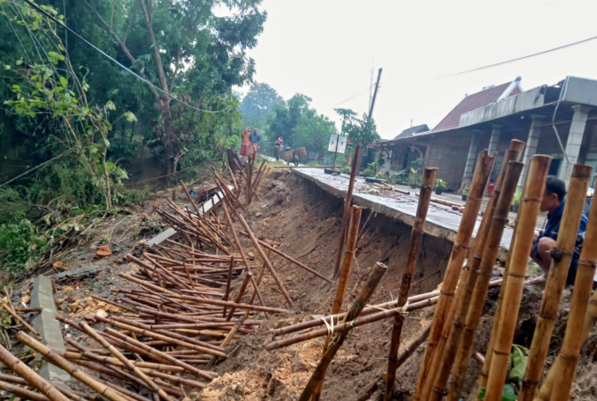 LONGSOR: Jalan utama di Desa Bandungsari, Kecamatan Ngaringan longsor baru-baru ini. (INTAN MAYLANI SABRINA/RADAR KUDUS)