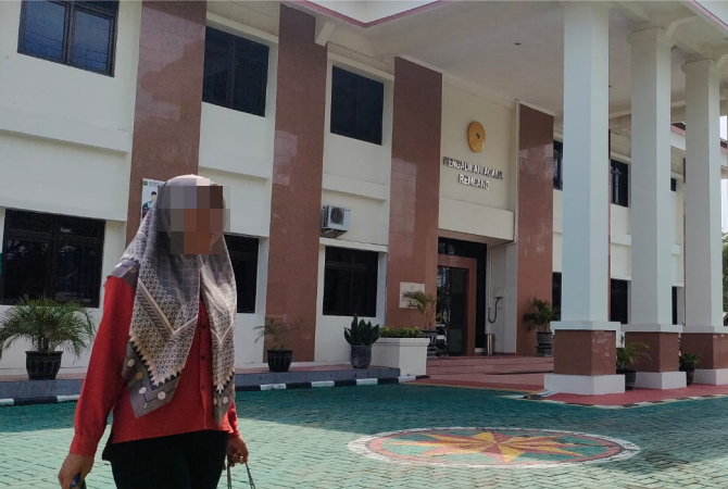 PELAYANAN: Seorang warga melintas di depan halaman kantor PA Rembang pada Senin (9/1). (WISNU AJI/RADAR KUDUS)