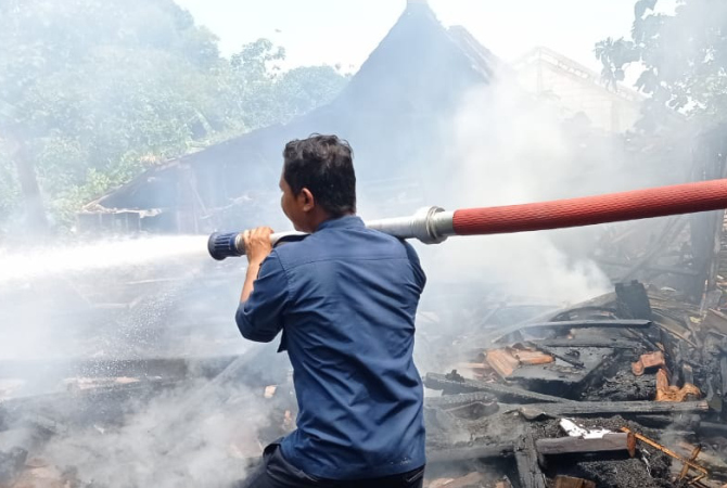 PEMADAMAN: Petugas Damkar Grobogan saat melakukan pemadaman api, Rabu (4/1). (DAMKAR GROBOGAN FOR RADAR KUDUS)