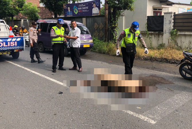 OLAH TKP: Petugas kepolisian melakukan olah TKP di Jalan Kudus-Jepara turut Desa Kedungdowo, Kecamatan Kaliwungu pada Selasa (31/1). (SATLANTAS POLRES KUDUS FOR RADAR KUDUS)