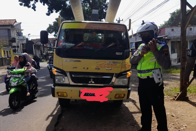 OLAH TKP: Polisi melakukan olah tempat kejadian perkara (TKP) kecelakaan di Jalan Gebog-Dawe pada Rabu (11/1). (ISTIMEWA/RADAR KUDUS)