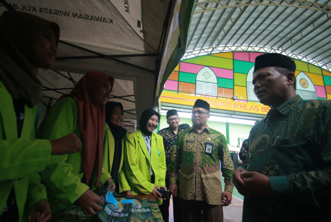 MERIAH: Kepala Kemenag Jepara Muh. Habib beserta Kepala MAN 1 Jepara Ahmad Rifan meninjau salah satu stand yang berdiri dalam Universitas Expo di MAN 1 Jepara baru-baru ini. (MOH. NUR SYAHRI MUHARROM/RADAR KUDUS)