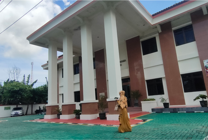 PERMOHONAN: Seorang warga mengurus permohonan di kantor Agama Kabupaten Rembang belum lama ini. (WISNU AJI/RADAR KUDUS)